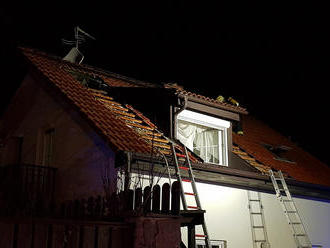 Neopatrnost při manipulaci se žhavým popelem způsobila v Osnici škodu za osm milionů, plameny poškod