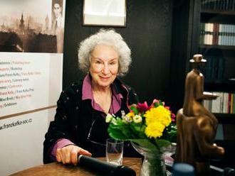 Margaret Atwoodová se vrací k poezii, po úmrtí partnera vydá básnickou sbírku