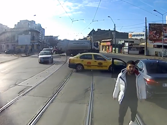 Nem tökölt a román villamosvezető a pöffeszkedő BMW-sel
