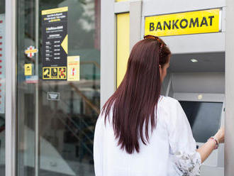 Banky sázejí na bezkontaktní výběry a rozvoj vkladomatů. Bankomatová síť však stále zaostává za prům