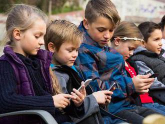 Žáci se spolu o přestávkách baví, chválí učitelé zákaz mobilů. Ten nyní končí