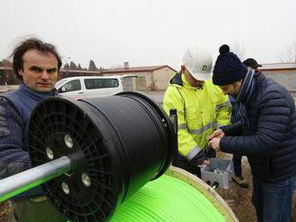 FOTO: Práce na vrtu pokročily, odborníci spustili do hloubky seismický snímač