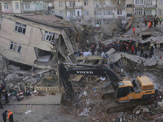 Počet obetí zemetrasenia v Turecku stúpol na 38