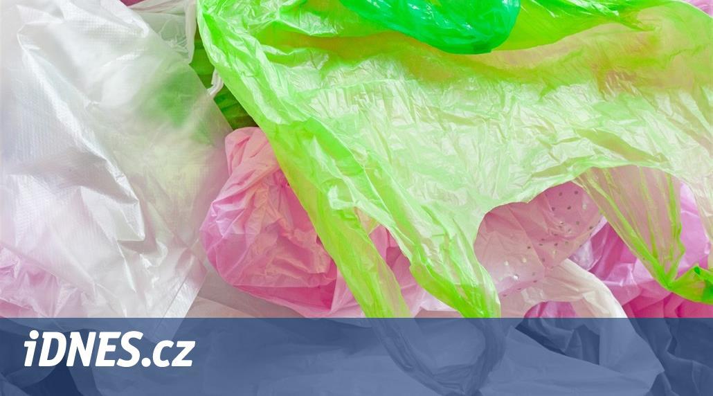 Čína zakáže jednorázové plasty. Zmizí igelitové tašky i plastová brčka