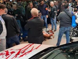 Policie zadržela na autosalonu 185 lidí, poutali se k autům a polévali je „krví”