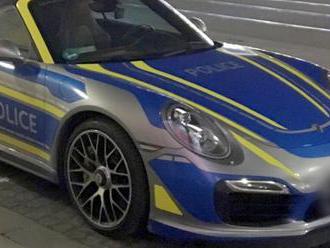 Německou policii provokuje řidič Porsche v policejních barvách, nemůže mu nic