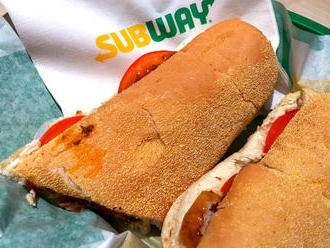 Ve světě se lidé soudí o délku sendviče i chybějící zákony
