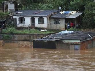 Pri záplavách a zosuvoch pôdy v Brazílii zahynulo 30 ľudí