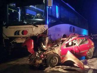Pri Krupine došlo k tragickej zrážke auta s autobusom