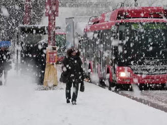 Sneh sa sypal na Bratislavu, ľudia sa kĺzali, autá šmýkali
