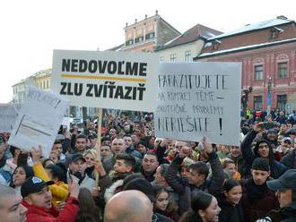 Protestujúci dav ľudí prerušil míting ĽSNS v Levoči