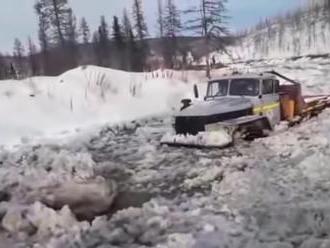 Extrémny ruský offroad. Nákladný Ural bol po kabínu v ľade