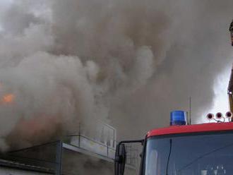 V ateliéroch na pražskom Barrandove horí, hasiči zachránili päť ľudí