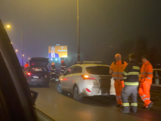 Nehoda na Prístavnom moste ochromila dopravu v Bratislave