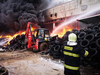 Fotogaléria: S veľkým požiarom výrobnej haly bojovali celú noc