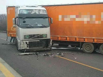 FOTO Vodiči, pozor: Nehoda kamióna a osobného vozidla, diaľnica D1 je neprejazdná
