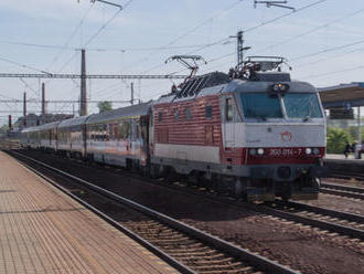 Vlaky smerujúce z aj do Bratislavy cez Pezinok meškajú 20 až 70 minút