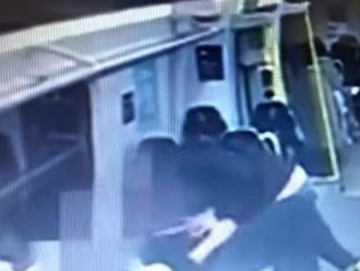 VIDEO Milencov premohla vášeň: Využili, že vlak bol prázdny, ich sex videli tisíce ľudí