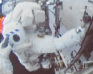 Tři astronauti z USA a Ruska se po půlroce na ISS vrátili na Zemi