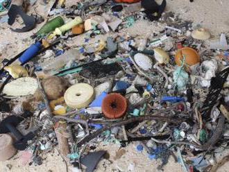 Na dně Středozemního moře leží přes milion tun plastového odpadu