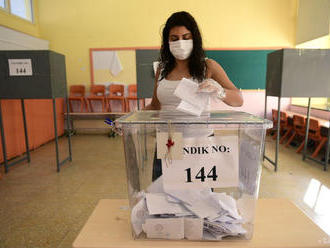 Voľby v okupovanej časti Cypru vyhral zrejme nacionalista Tatar