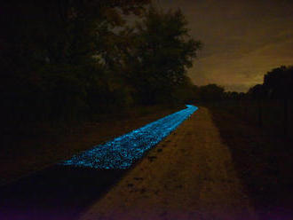 Látványos fotókon a sötétben csillagösvényként világító esztergomi bicikliút