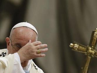 Pápež natrvalo odvolal poľského biskupa, ktorý kryl sexuálne škandály