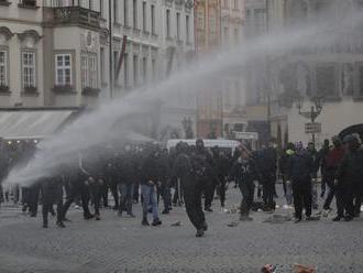 V centre Prahy zasahovala proti demonštrantom polícia