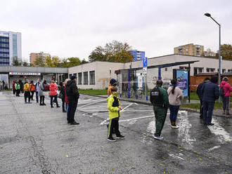 V Trenčíne testujú asi 45 ľudí za hodinu