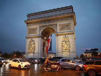 V Paříži po hrozbě bombou evakuovali okolí Vítězného oblouku, u Eiffelovky našli bojovou munici