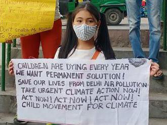 Protestovala před parlamentem proti znečištění ovzduší. Devítiletou ‚indickou Gretu‘ však sebrala po