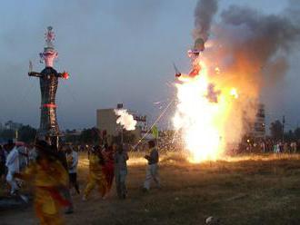 V Dillí se zhoršilo ovzduší kvůli hinduistickému svátku. K oslavám patří pálení figurín bájného král