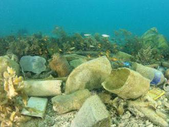 Na dně Středozemního moře leží přes milion tun plastového odpadu