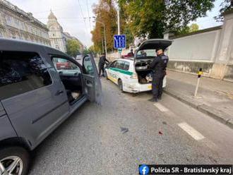 Opitý vodič nabúral do policajného auta, zastavili ho až donucovacie prostriedky  