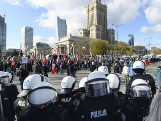 Počas protestov vo Varšave proti pandemickým opatreniam zatkli stovky ľudí