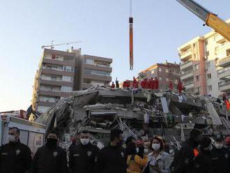Zemetrasenie v Turecku a Grécku si vyžiadalo najmenej 37 mŕtvych a 800 zranených