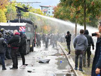 Stovky ľudí protestovali proti opatreniam, polícia použila vodné delo