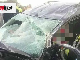FOTO vážnej nehody pri Dunajskej Strede: Uzavretá cesta, jedna osoba ostala zakliesnená v aute