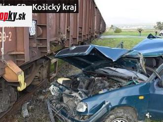 FOTO Hrozivá zrážka auta s vlakom: Malý zázrak, vodič vyviazol s ľahkými zraneniami