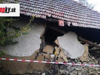 FOTO PRÁVE TERAZ Hasiči zasahujú v obci Selice pri zrútení časti rodinného domu