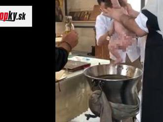 VIDEO Šokujúce praktiky kňaza pri krste bábätka: Všetci sme kričali, aby prestal!