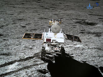 Čínska sonda na orbite Mesiaca sa rozdelila, ide pristávať