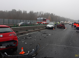 Dálnici D4 u Kytína uzavřely dopoledne havárie devíti aut