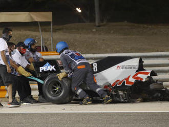 Hrozivou nehodou poznamenaný závod F1 v Bahrajnu vyhrál Hamilton