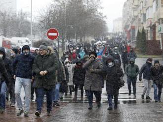Protesty v Bělorusku pokračují, policie zadržela stovky lidí