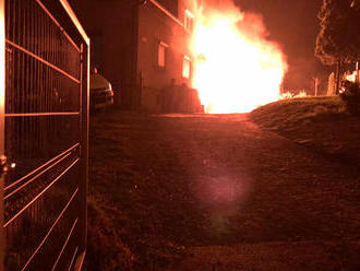 Požár garáže s autem v Bolaticích na Opavsku způsobil škodu za půl milionu, hasiči uchránili přilehl