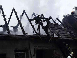 U požáru rodinného domu v obci Olšovec – Přerovsko zasahuje pět jednotek. Plameny zcela pohltily…