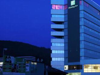 Hotel Holiday Inn Žilina sa nachádza len 15 minút chôdze od centra a ponúka vstup do wellness.