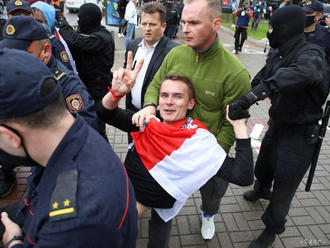 Na nedeľňajšom proteste v Minsku zadržali desiatky ľudí