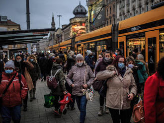 Mozdulni is alig lehet a megállókban, zsúfolásig tele vannak a villamosok Budapesten a koronavírus-j